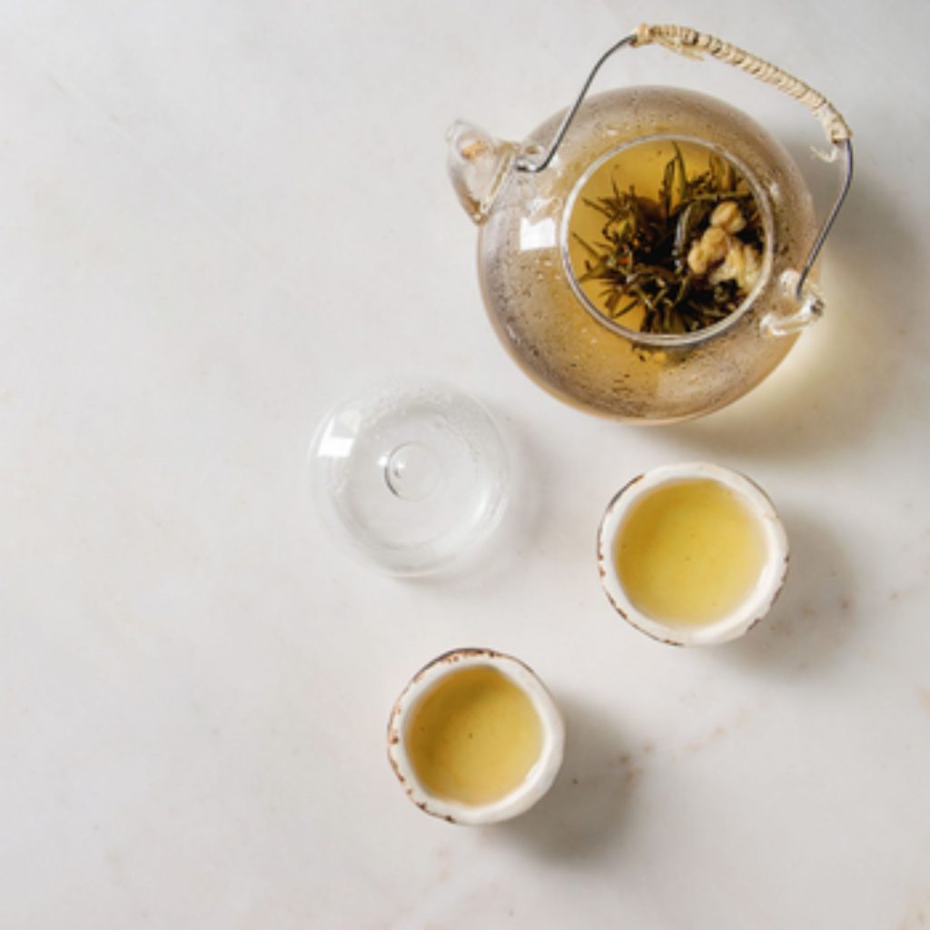 le thé vert consommé en quantité suffisante contribue au bon confort digestif